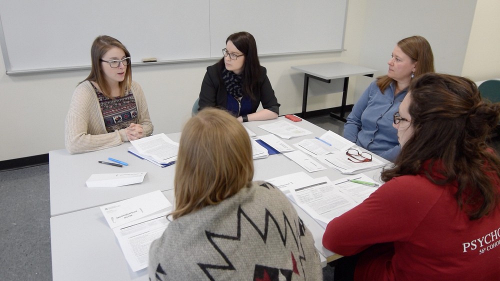 &Agrave; partir d'une situation fictive et r&eacute;aliste, les &eacute;tudiants de trois facult&eacute;s r&eacute;alisaient ensemble toutes les &eacute;tapes d&rsquo;une d&eacute;marche de plan de services.