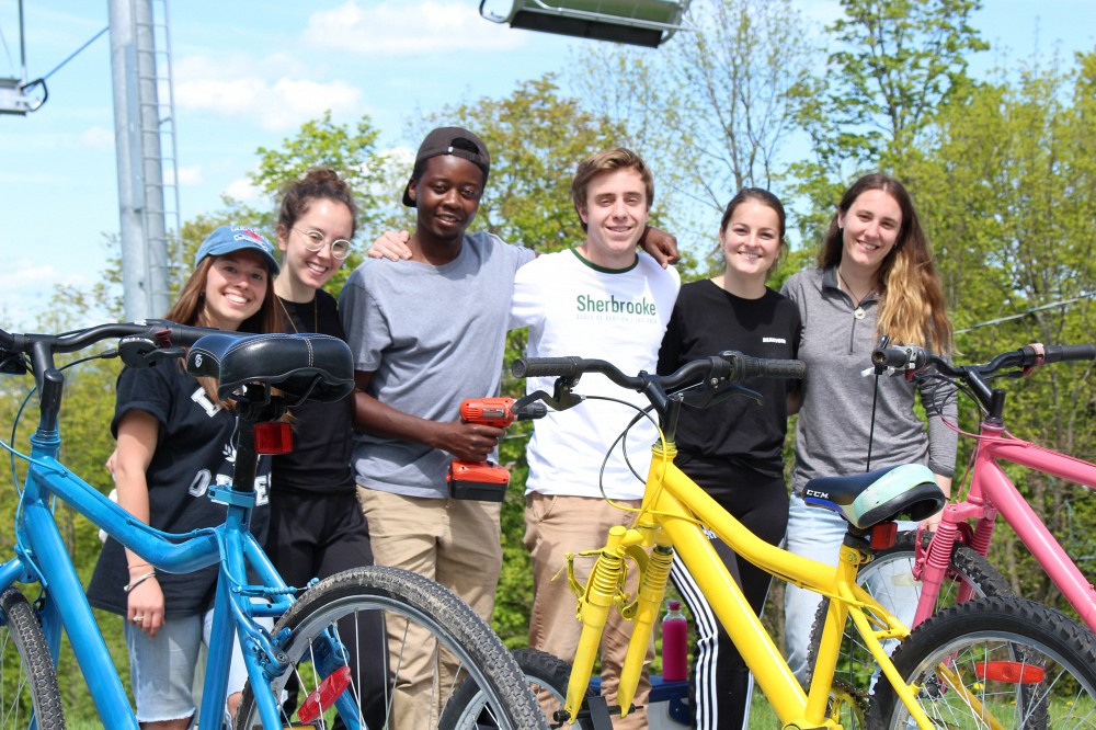 Laura-Maude Verret,&nbsp;Marie-&Egrave;ve Grenier,&nbsp;Joshua Niyogakiza,&nbsp;Matthew B&eacute;lair,&nbsp;Audrey Joyal et Lorie P&eacute;pin-Dorais ont r&eacute;alis&eacute; l'oeuvre Casse-toi pas le bicycle, tire-toi une b&ucirc;che sur le mont Bellevue.