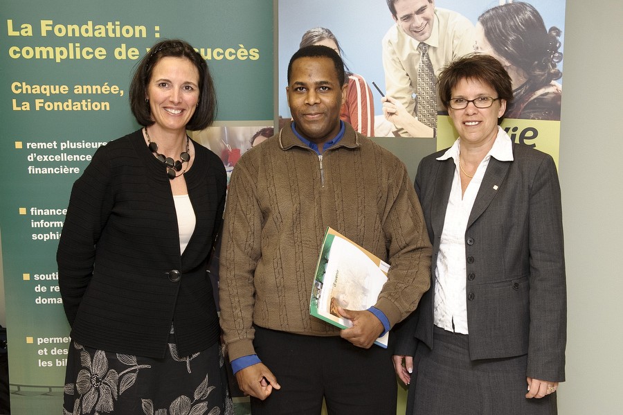 Julie Maltais, tr&eacute;sori&egrave;re du CA de La Fondation de l&rsquo;UdeS, Wesley D&eacute;licieux, r&eacute;cipiendaire de la bourse du Fonds institutionnel, et Luce Samoisette, rectrice de l&rsquo;UdeS.