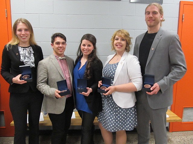 Jessica Gagn&eacute; Sansfa&ccedil;on (&agrave; gauche) et Audrey Champagne (au centre) ont re&ccedil;u la M&eacute;daille du Lieutenant-gouverneur pour la jeunesse dimanche dernier.