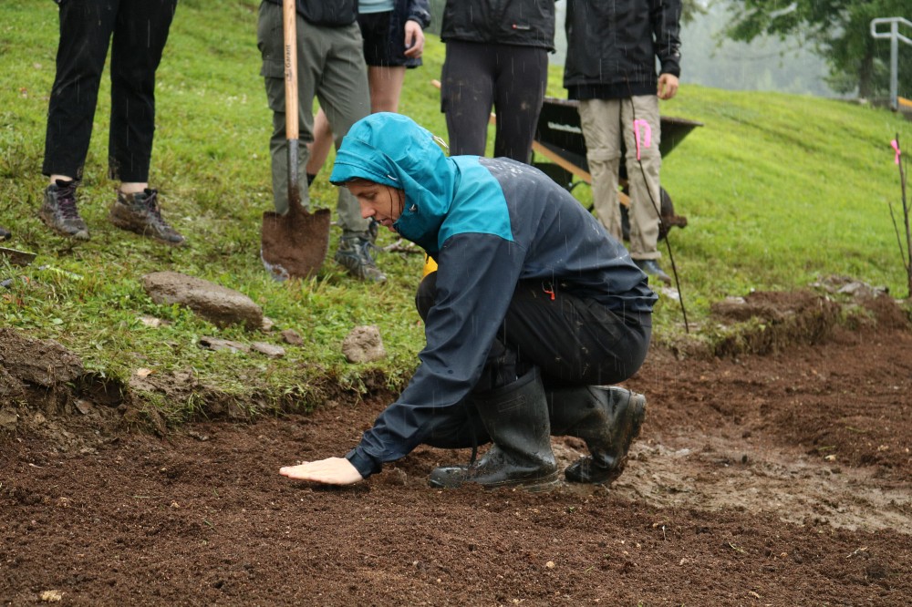 Les &eacute;tudiantes et &eacute;tudiants du projet en biodiversit&eacute; lors de la plantation de la friche sur le Campus principal de l'UdeS.