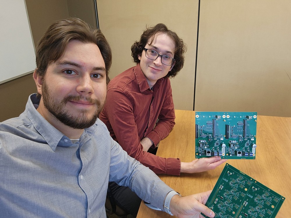 Les doctorants et entrepreneurs Jonathan Vincent et Jean-Samuel Lauzon&nbsp;avec leurs premiers circuits imprim&eacute;s fabriqu&eacute;s au 3IT.