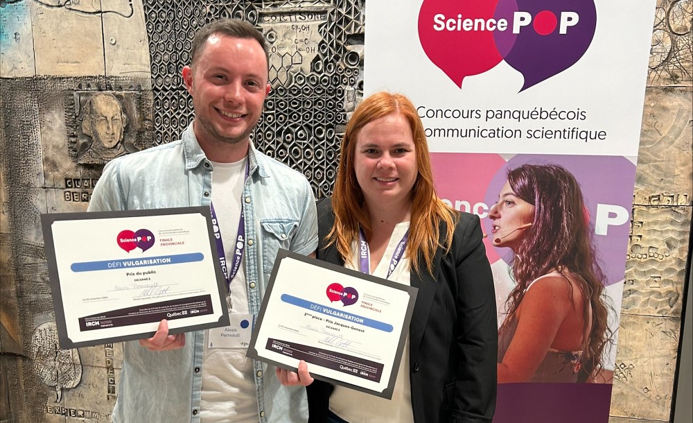 Alexis Perreault, doctorant &agrave; l'IRCUS en immunologie &agrave; la&nbsp;Facult&eacute; de m&eacute;decine et des sciences de la sant&eacute;, accompagn&eacute; de V&eacute;ronique Giroux, professeure-chercheuse &agrave; l'IRCUS (responsable du concours).