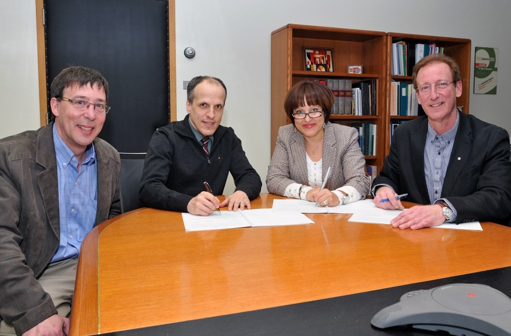 Sur la photo de gauche &agrave; droite&nbsp;: Le Pr Jean-Pierre Perreault, vice-doyen &agrave; la recherche et aux &eacute;tudes sup&eacute;rieures, le Pr Pierre Cossette, doyen de la Facult&eacute;, madame Brigitte Quintal, donatrice et Me Fran&ccedil;ois Dub&eacute;, directeur-g&eacute;n&eacute;ral de La Fondation.