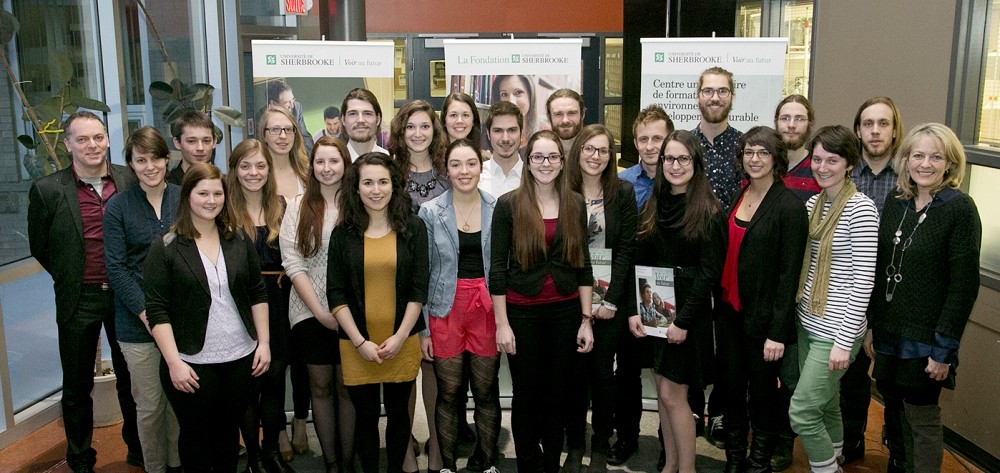 Les &eacute;tudiantes et &eacute;tudiants r&eacute;cipiendaires d&rsquo;une bourse, d&rsquo;un prix ou d&rsquo;une mention d&rsquo;excellence accompagn&eacute;s de Denyse R&eacute;millard, directrice du CUFE et de Jean-Fran&ccedil;ois Comeau, directeur adjoint du CUFE.