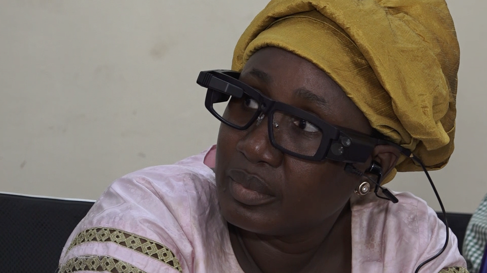 Dre Sanogo Mariam Ke&iuml;ta (d&eacute;partement adolescent et jeune de l&rsquo;Office National de la Sant&eacute; de la Reproduction) utilisant les technologies d&eacute;ploy&eacute;es &agrave; travers le projet SanDi.