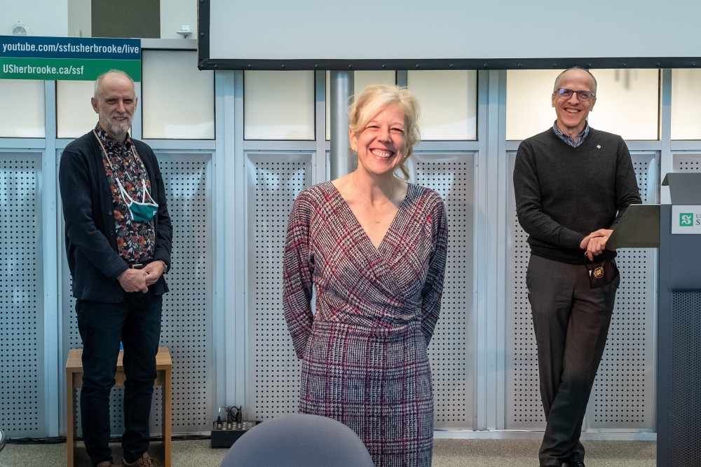 Les Prs Jean Goulet et Christine Hudon, pr&eacute;sidents de la campagne de Centraide 2020 &agrave; l'UdeS, et le recteur, le Pr Pierre Cossette.