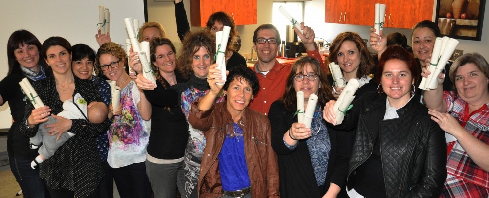 Les enseignants et enseignantes du C&eacute;gep de Sherbrooke arborent fi&egrave;rement les dipl&ocirc;mes symboliques.