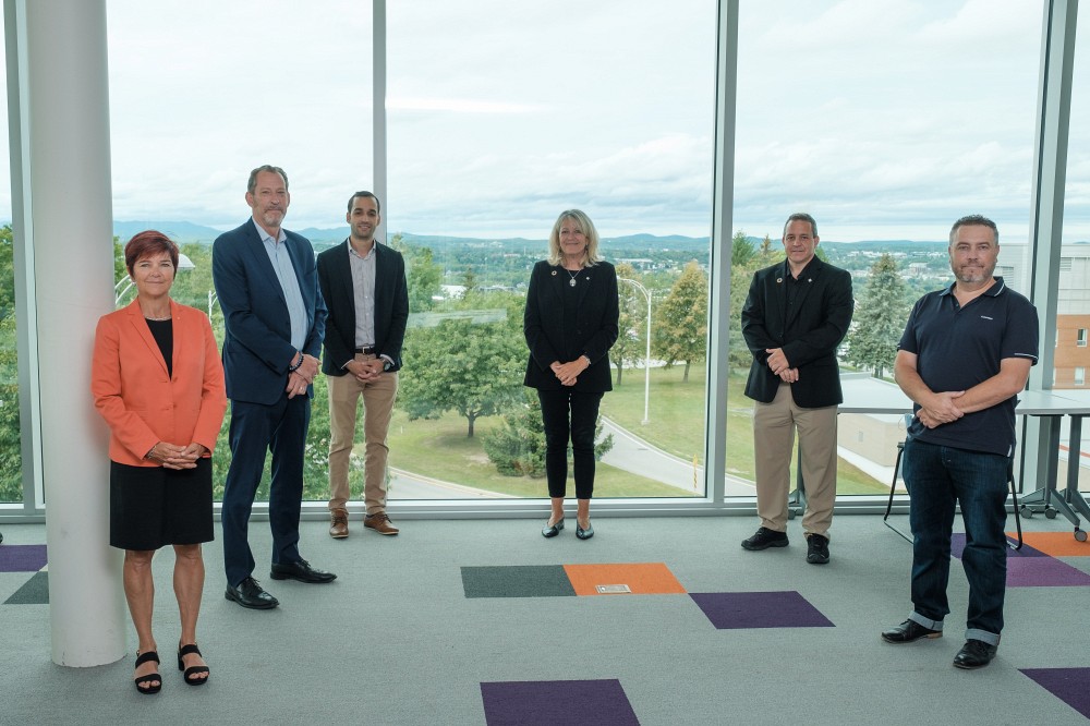 De gauche &agrave; droite,&nbsp;Chantal Line Carpentier et Robert Skinner, de la d&eacute;l&eacute;gation de l'ONU, le Pr&nbsp;Sofiane Baba, de l'&Eacute;cole de gestion, la Pre&nbsp;Denyse R&eacute;millard, rectrice adjointe et vice-rectrice &agrave; l'administration et au d&eacute;veloppement durable, Patrice Cordeau, vice-recteur adjoint au d&eacute;veloppement durable, et le Pr&nbsp;Jean Cadieux, de l'&Eacute;cole de gestion.&nbsp;