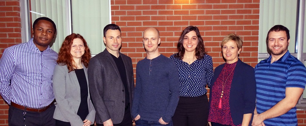 De gauche &agrave; droite : Franck Wendjel, &eacute;tudiant, Pre Jessica L&eacute;vesque, responsable de la concentration SIA, Pr Olivier Caya, Samuel Mercier, leader en intelligence artificielle pour D&eacute;cathlon Canada, Manuela Comte, leader marketing num&eacute;rique pour D&eacute;cathlon Canada, Annie Gosselin, conseill&egrave;re au partenariat &agrave; l'UdeS, Yann Lacasse, &eacute;tudiant