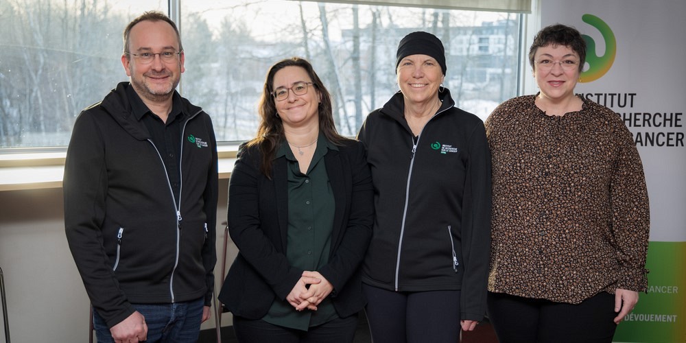 De gauche &agrave; droite, Pr Fran&ccedil;ois-Michel Boisvert, directeur scientifique de l'IRCUS, Eva Villalba, Directrice g&eacute;n&eacute;rale Coalition priorit&eacute; cancer au Qu&eacute;bec, feue Sylvie Breton, patiente partenaire, et Karine Tremblay, coordonnatrice scientifique de l'IRCUS.