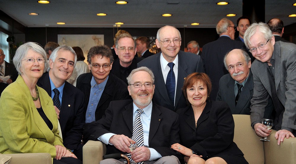 Le professeur André Lussier, au centre, est entouré de plusieurs collègues et amis venus lui rendre hommage le 24&nbsp;avril.