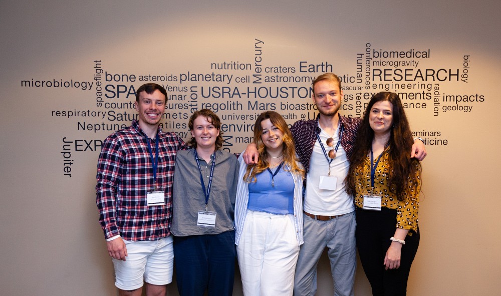 Accueil des stagiaires participants au programme d&rsquo;exploration scientifique au Lunar and Planetary Institute (Houston, &Eacute;.-U.). De gauche &agrave; droite : Alex Camon (Universit&eacute; de Sherbrooke), Mathilda Boyce (University of Western Australia, Australie), Stephanie Halwa (University of Manchester, Angleterre), Thomas Fr&uuml;h (University of M&uuml;nster, Allemagne) and Gabriela Ligeza (University of Basel, Suisse).