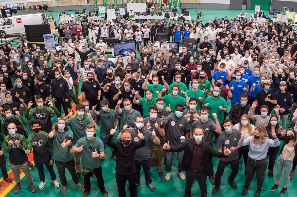 Les finissantes et finissants des huit programmes de baccalaur&eacute;at en g&eacute;nie &agrave; l'Universit&eacute; de Sherbrooke lors de la derni&egrave;re Expo M&eacute;gaG&Eacute;NIALE qui s'est d&eacute;roul&eacute;e au stade int&eacute;rieur du Centre sportif de l'UdeS.