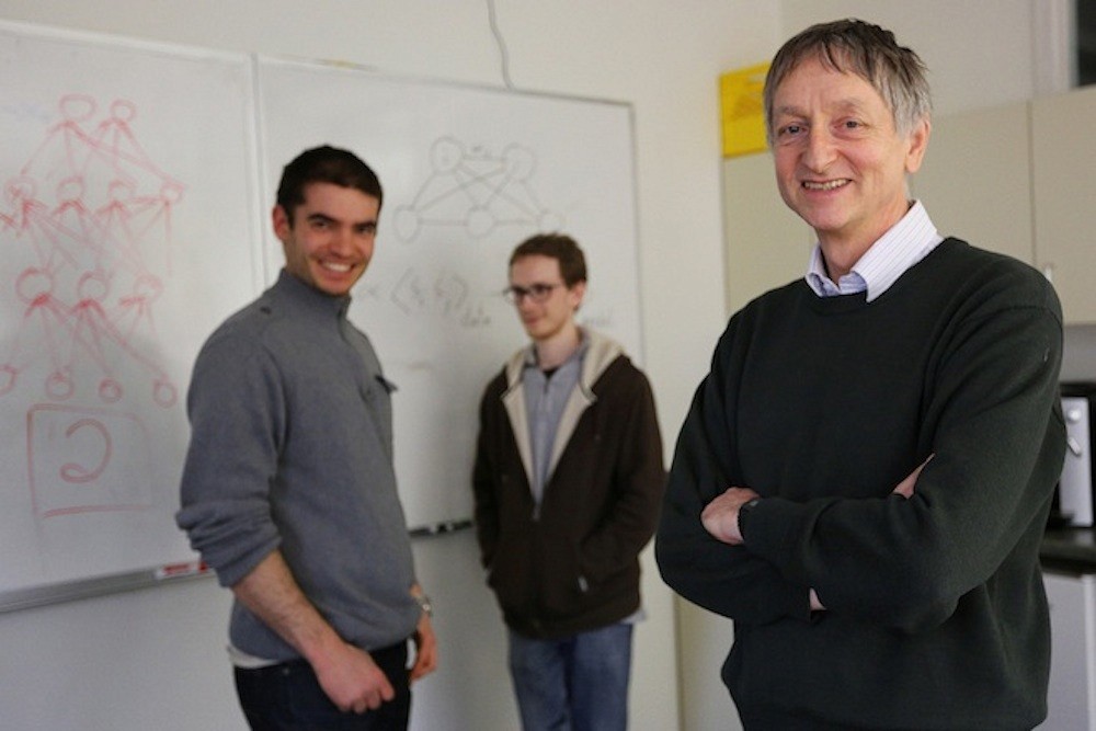 Docteur d&rsquo;honneur de l&rsquo;UdeS, Geoffrey Hinton, de l&rsquo;Universit&eacute; de Toronto (&agrave; droite sur cette photo), prononcera une conf&eacute;rence sur ses travaux en intelligence artificielle. Ses d&eacute;couvertes sur les r&eacute;seaux de neurones profonds ont conduit &agrave; des avanc&eacute;es majeures en reconnaissance de la parole et d&rsquo;objets.