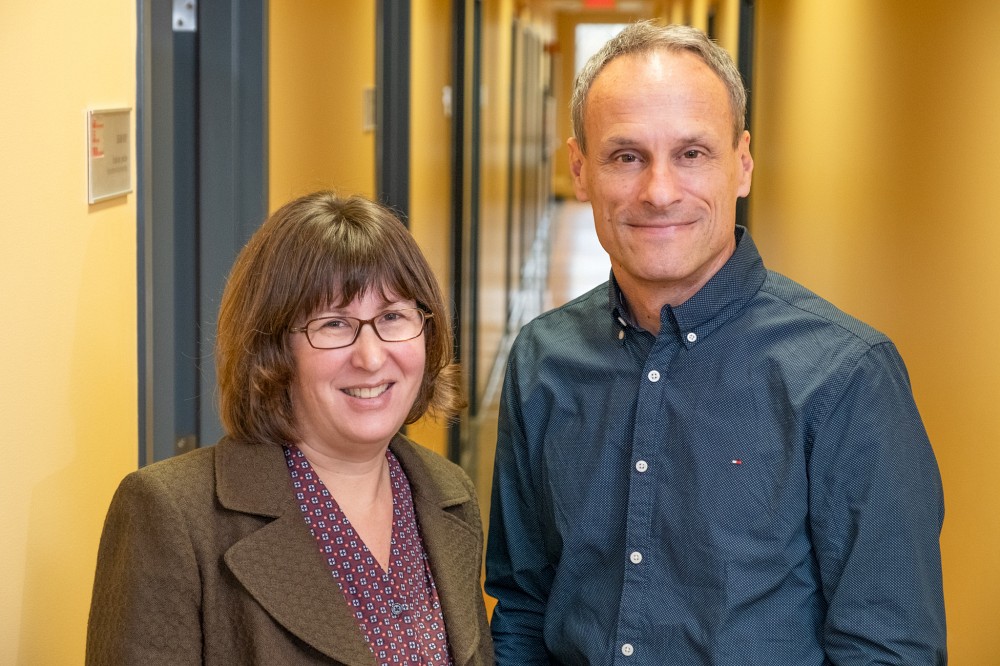 Les deux professeurs de marketing sont membres de l'Observatoire de la consommation responsable