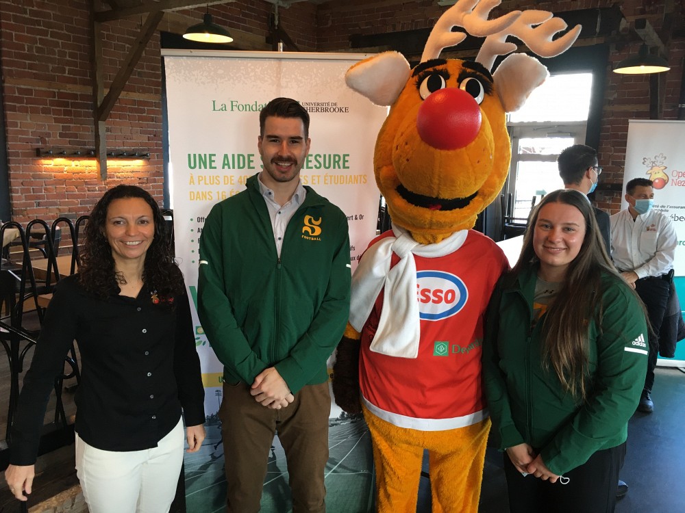 La coordonnatrice de l'ONR Sherbrooke, St&eacute;phanie Hoarau, en compagnie de Philippe Plourde, la mascotte Nez rouge et Gabrielle Morin.