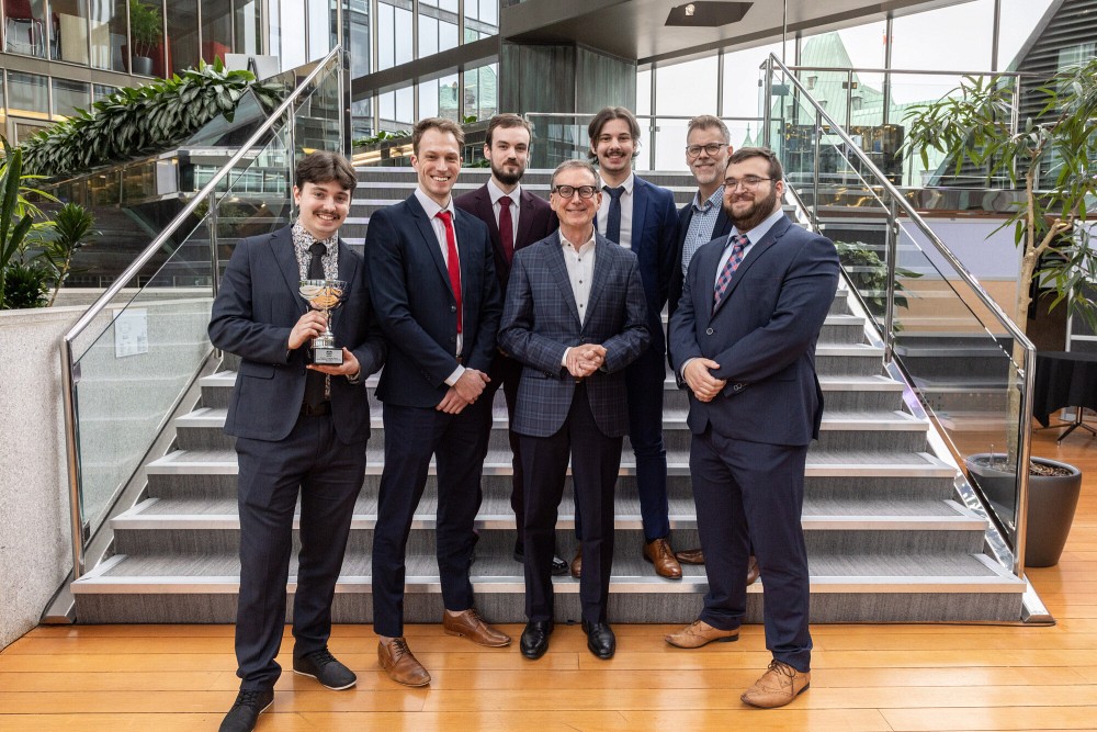 De gauche &agrave; droite&nbsp;: Samuel Boulanger, Jonathan Simoneau, Jasmin Racine, Tiff Macklem, gouverneur de la Banque du Canada, Alexandre Desbiens, David Dupuis (mentor), Louis-Charles Loyer. Absent de la photo : Alexandre Gendron-Benevides.