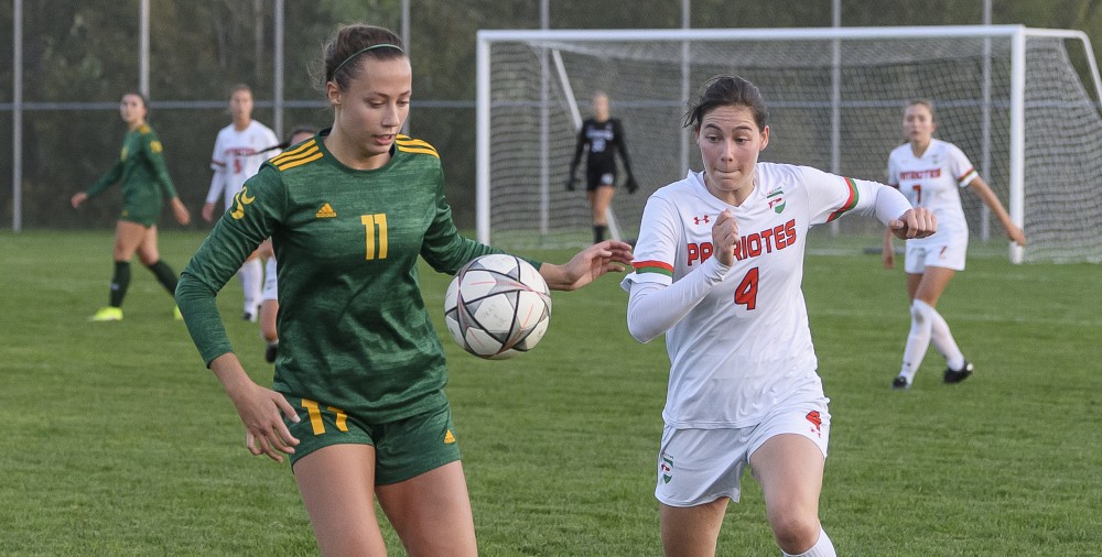 Sur cette action, Kerstin-Delaney O'Meara tente d'&eacute;chapper &agrave; la surveillance d'une joueuse des Patriotes de l'UQTR.