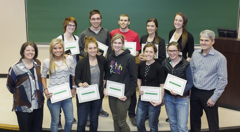 Les laur&eacute;ates&nbsp;et laur&eacute;ats 2014 des prix d'excellence entour&eacute;s de la vice-rectrice aux &eacute;tudes, Lucie Laflamme, et du vice-doyen &agrave; la formation et &agrave; l&rsquo;internationalisation, Alain Delisle.