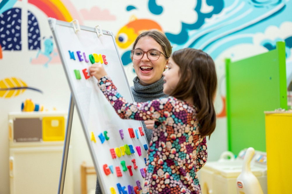 Jennifer, &eacute;tudiante en enseignement au pr&eacute;scolaire et au primaire &agrave; la Facult&eacute; d'&eacute;ducation, et M&eacute;lodie &agrave; Brin d'univers &agrave; l'Universit&eacute; de Sherbrooke
