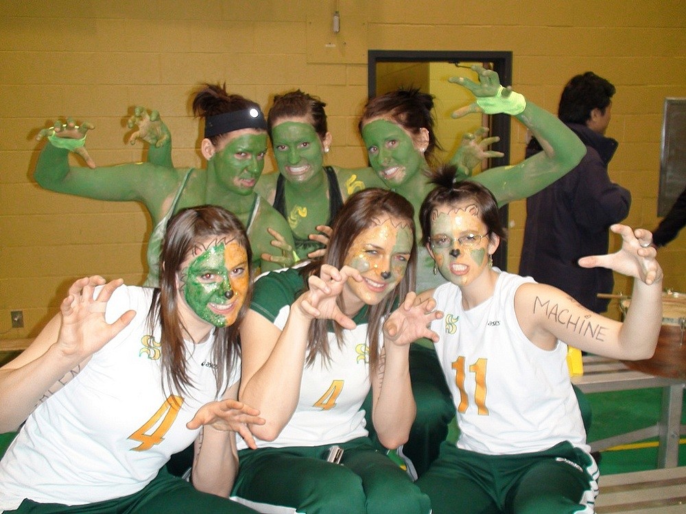 Plusieurs membres de l'&eacute;quipe f&eacute;minine de volleyball ont affich&eacute; leurs couleurs durant le match.