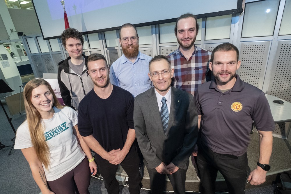 Le professeur Eric Goulet entour&eacute; de ses &eacute;tudiantes et &eacute;tudiants &agrave; la ma&icirc;trise et au doctorat et de son assistant de recherche, Martin Lamontage-Lacasse, &eacute;galement r&eacute;serviste avec les Fusilliers de Sherbrooke.