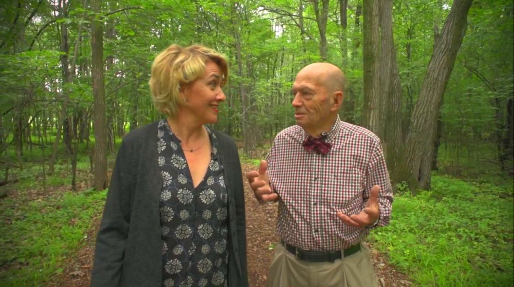 La com&eacute;dienne Isabelle Vincent discute avec son p&egrave;re des origines de la langue d&rsquo;ici dans une capsule&nbsp;tourn&eacute;e au Parc Michel-Chartrand, &agrave; Longueuil.