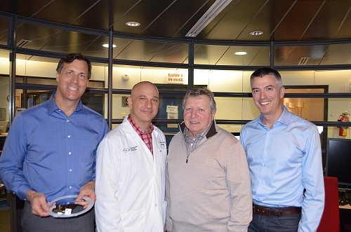 Pr Martin Brouillette, le Dr Andrew Benko, M. Jean-Claude Bergeron, patient, et le Dr Simon B&eacute;rub&eacute;.