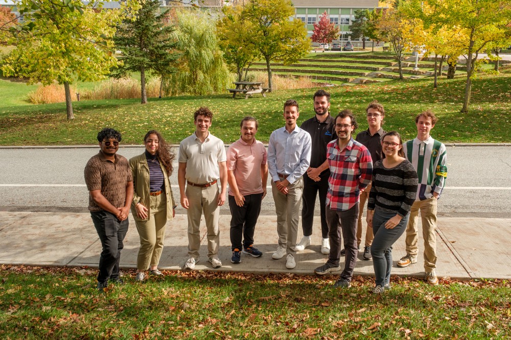 Une partie de la d&eacute;l&eacute;gation qui repr&eacute;sentait l'UdeS au gala Forces AVENIR 2025, qui s'est tenu le 14 octobre.