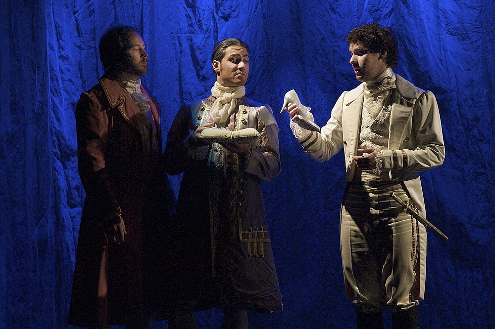 Le prince charmant (Samuel Poulin) chantant au surintendant des plaisirs (Nicolas Roy) son d&eacute;sespoir de ne pas retrouver sa belle inconnue, sous le regard du premier ministre (St&eacute;phane Desrochers).