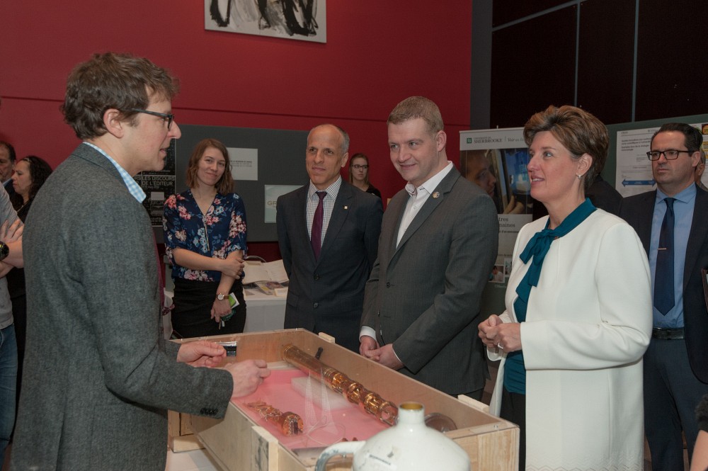 Le Pr Alexandre Blais, directeur scientifique de l'IQ, discutant physique quantique en compagnie du recteur, le Pr Pierre Cossette, du ministre Luc Fortin et de la ministre Marie-Claude Bibeau.