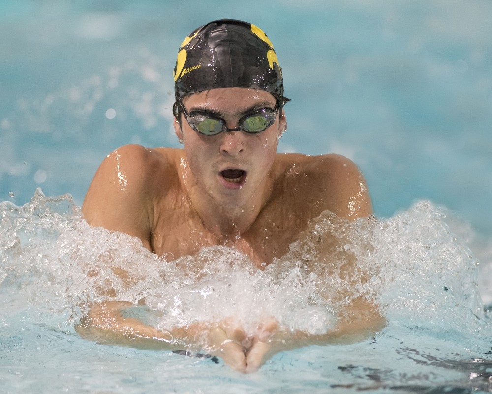 Le triple m&eacute;daill&eacute; d'or du r&eacute;cent Championnat RS&Eacute;Q de natation, Jonathan Naisby.