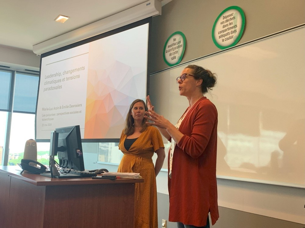 Bien que le colloque soit une initiative de l'&Eacute;cole de politique appliqu&eacute;e, plusieurs membres d'autres facult&eacute;s de l'UdeS &eacute;taient pr&eacute;sents. Ici, la pr&eacute;sentation de la professeure Marie-Luc Arpin (&Eacute;cole de gestion de l&rsquo;Universit&eacute; de Sherbrooke) et son &eacute;tudiante au doctorat &Eacute;milie Desrosiers (&Eacute;cole de gestion de l&rsquo;Universit&eacute; de Sherbrooke).