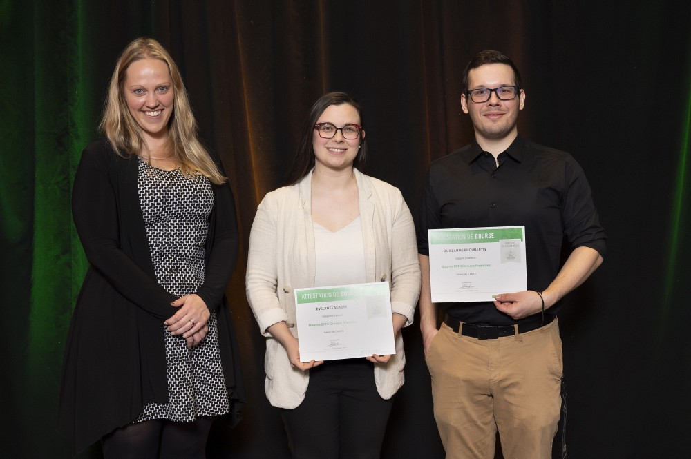 La secr&eacute;taire de facult&eacute; de la Facult&eacute; des sciences, Mme V&eacute;ronique Morin, a remis des bourses &agrave; Evelyne Lacasse et Guillaume Brouillette, r&eacute;cipiendaires de bourses BMO Groupe financier.