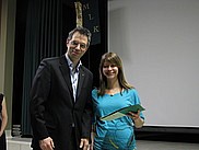 Le directeur de l'École de politique appliquée, Jean-Herman Guay, remet un prix d'excellence à Marie-Eve Blais, étudiante en première année au baccalauréat.