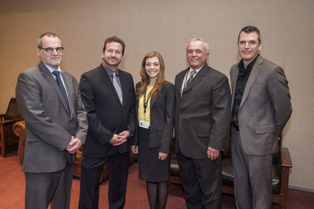 Alain Webster, vice-recteur au d&eacute;veloppement durable et aux affaires gouvernementales de l'UdeS; Yves-Fran&ccedil;ois Blanchet, ministre du D&eacute;veloppement durable, de l'Environnement, de la Faune et des Parcs; Marie-Jos&eacute;e Berteau, coordonnatrice du colloque de l'AMEUS; Michel Montpetit, directeur du CUFE de l'UdeS, et Beno&icirc;t de Villiers, pr&eacute;sident-directeur g&eacute;n&eacute;ral de Recyc-Qu&eacute;bec.