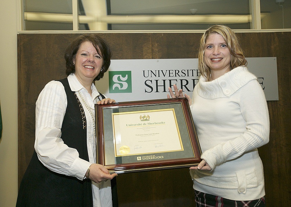 Lucie Laflamme, vice-rectrice aux &eacute;tudes, a pr&eacute;sent&eacute; le prix &agrave; Anne-Jos&eacute;e Beaudoin, de la Facult&eacute; d'&eacute;ducation physique et sportive, qui s'est illustr&eacute;e par la qualit&eacute; de son enseignement.