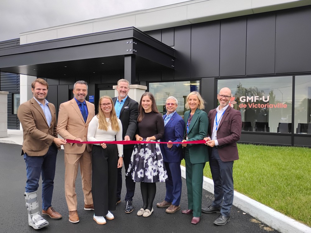 Dans l&rsquo;ordre, le maire Antoine Tardif, le d&eacute;put&eacute; S&eacute;bastien Schneeberger, Dre St&eacute;phanie Michel, m&eacute;decin r&eacute;sidente, le Dr Matthieu Touchette, vice-doyen aux &eacute;tudes m&eacute;dicales postdoctorales de l&rsquo;Universit&eacute; de Sherbrooke, Dre &Eacute;lise L&eacute;vesque, directrice m&eacute;dicale du GMF-U de Victoriaville, Dr &Eacute;ric Lachance directeur du d&eacute;partement de m&eacute;decine de famille et m&eacute;decine d&rsquo;urgence de l&rsquo;Universit&eacute; de Sherbrooke, Ren&eacute;e Proulx, directrice administrative de l&rsquo;enseignement, de la recherche et de l&rsquo;innovation au CIUSSS MCQ et Christian Gervais, directeur adjoint au d&eacute;veloppement de la mission universitaire CIUSSS