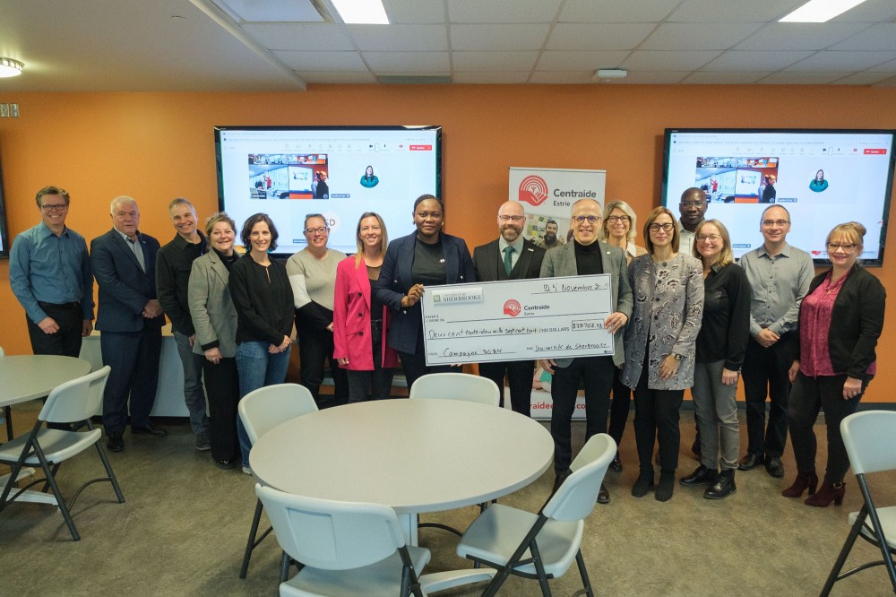 Gwladys Sebogo, directrice g&eacute;n&eacute;rale de Centraide;&nbsp;Francis Demers, directeur philanthropique de Centraide; Pierre Cossette, recteur; Sasha Cardinal, directrice de la campagne 2024, en compagnie des personnes solliciteuses.
