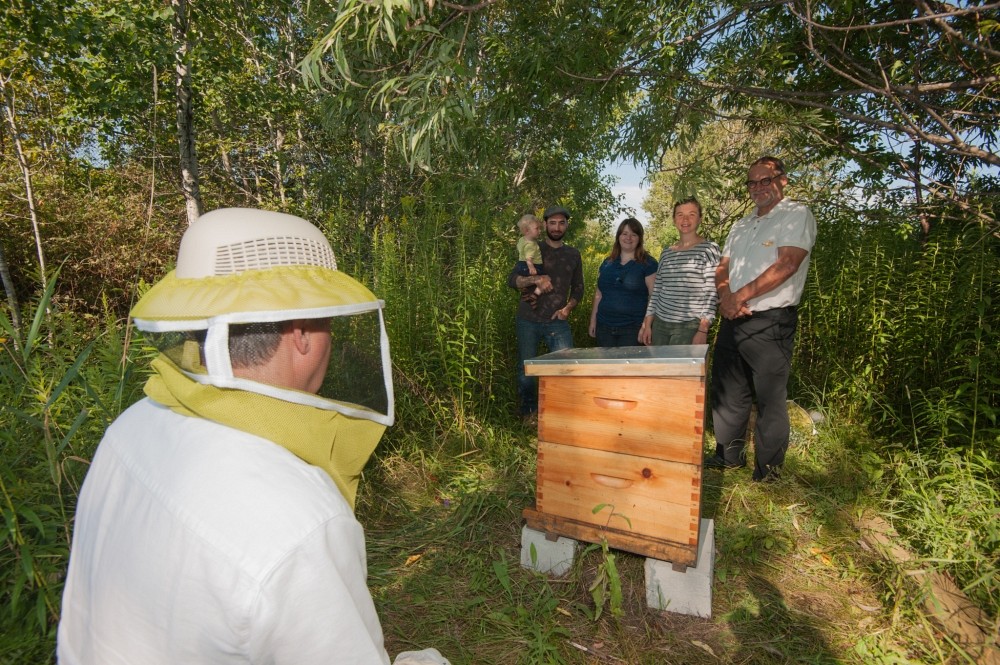 Yoann Bonnefon et son fils Th&eacute;odore, d&rsquo;Enzymes Miel, Val&eacute;rie Duchesne et Rosalie Hudon-Voyer, de Ruche Campus, et le vice-recteur Alain Webster sont heureux de constater que les abeilles se sont bien adapt&eacute;es &agrave; leur nouvel environnement.