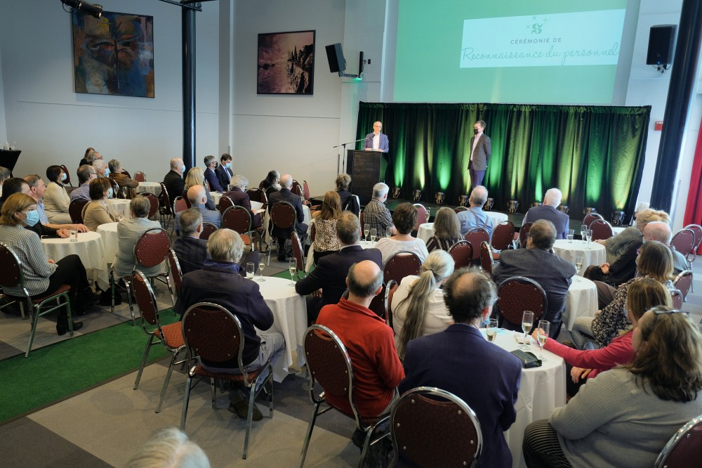 Dans une ambiance chaleureuse, un hommage bien senti a &eacute;t&eacute; rendu aux membres du personnel ayant atteint 25 ans de carri&egrave;re &agrave; l'UdeS ou ayant r&eacute;cemment quitt&eacute; pour la retraite.