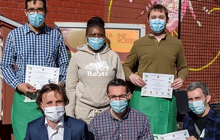 Rang&eacute;e du bas : Godefroy de Petiville, Idir Khalfallah, Guillaume Heulin.&nbsp;Rang&eacute;e du haut : Brahim Lamine, Mme Agn&egrave;s Mbome Moume, directrice de l'organisme, et Antoine Menet.
