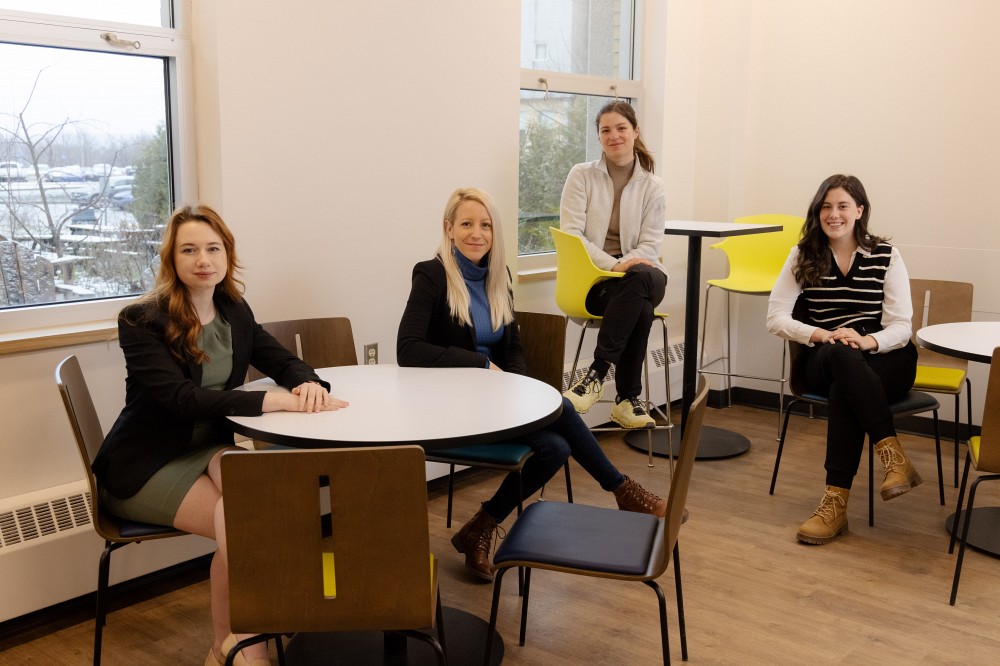 Les &eacute;tudiantes en m&eacute;decine Ariane Pelletier, Marie-Aude Picard-Turcot et Alycia Therrien ont fait la recherche dans le cadre d&rsquo;un stage en sant&eacute; communautaire avec la Dre&nbsp;M&eacute;lissa G&eacute;n&eacute;reux (2e&nbsp;&agrave; gauche), professeure au D&eacute;partement des sciences de la sant&eacute; communautaire de la Facult&eacute; de m&eacute;decine et des sciences de la sant&eacute;.