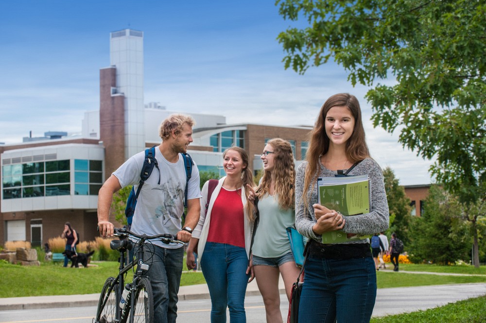 Les Portes ouvertes de l'UdeS : Une occasion privil&eacute;gi&eacute;e pour vivre l'atmosph&egrave;re chaleureuse qui r&egrave;gne sur nos campus.