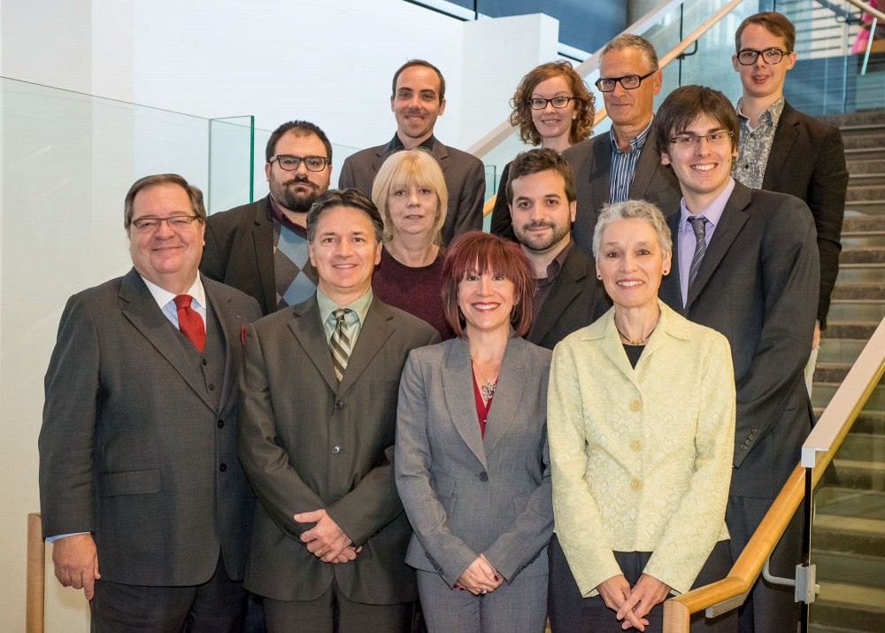 Michel Morissette (3e &agrave; partir de la gauche, rang&eacute;e du centre) et les 9 autres r&eacute;cipiendaires en compagnie de repr&eacute;sentants de BAnQ.