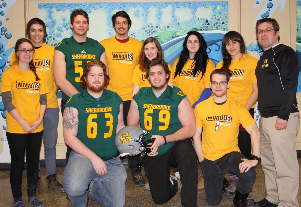 L'entra&icirc;neur-chef David Lessard, les joueurs de football du Vert&nbsp;&&nbsp;Or Jean-Philippe B&eacute;rard (63), Antoine Demers (57) et Dominic Paquette (69), ainsi que plusieurs membres de l'AGEFLESH.