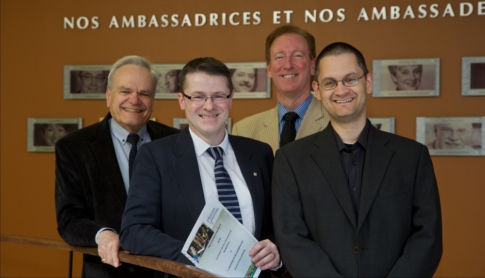 Serge Jandl, doyen de la Facult&eacute; des sciences, Armand Soldera, directeur du D&eacute;partement de chimie, Fran&ccedil;ois Dub&eacute;, directeur g&eacute;n&eacute;ral de La Fondation de l&rsquo;Universit&eacute; de Sherbrooke et Claude Legault, professeur au D&eacute;partement de chimie.