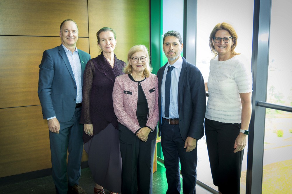 Sur la photographie: Pr Patrice Perron, doyen adjoint et vice-doyen ex&eacute;cutif, FMSS; Pre Marie Claude Ouimet, directrice du Service sur les d&eacute;pendances; Pre Dominique Tremblay, directrice du centre de recherche Charles-Le Moyne; Pr Jos&eacute; Ignacio Nazif-Mu&ntilde;oz, professeur-adjoint, Service sur les d&eacute;pendances; Pre Nathalie Rivard, vice-doyenne aux &eacute;tudes sup&eacute;rieures, &agrave; la recherche et &agrave; l'innovation, FMSS