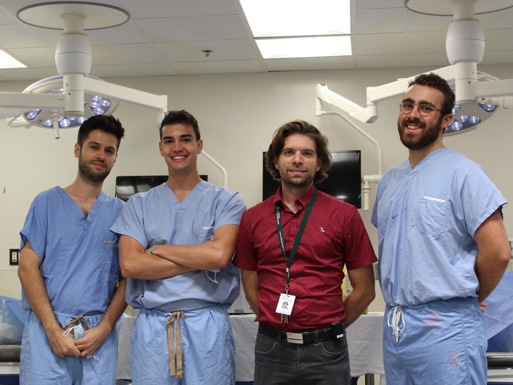 F&eacute;lix Dumais, B. Ing., M. Sc.; Simon Lapointe, &eacute;tudiant &agrave; la ma&icirc;trise en g&eacute;nie m&eacute;canique; le professeur-chercheur Christian Iorio-Morin, neurochirurgien; et C&eacute;dric Dessureault, &eacute;tudiant &agrave; la ma&icirc;trise en g&eacute;nie m&eacute;caniquePhoto : Fournie